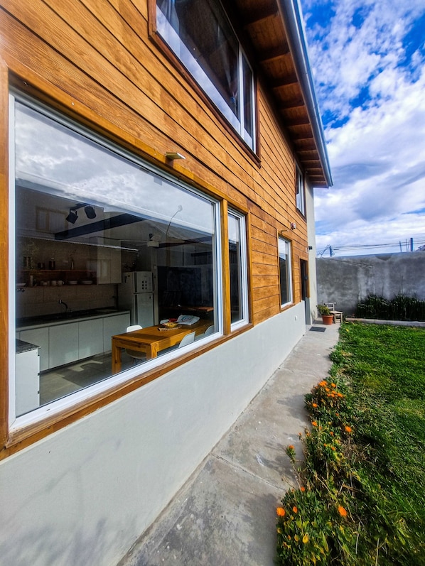 Property grounds - Charming 2-bedroom house in tranquil Esquel with WiFi (Esquel)