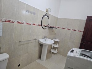 Dusche, Haartrockner, Bidet, Handtücher