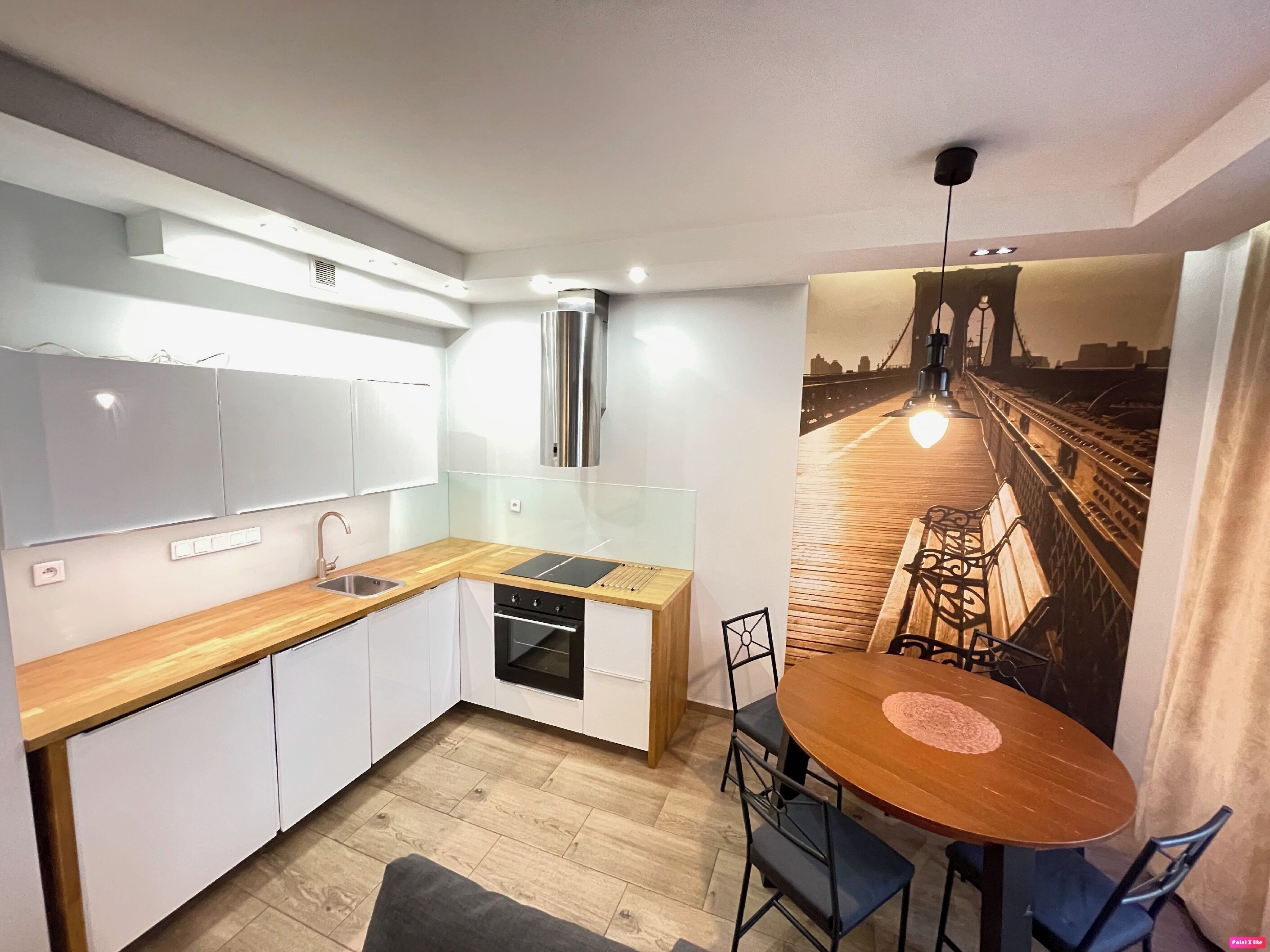 Kjøleskap, ovn, kokeplater og oppvaskmaskin