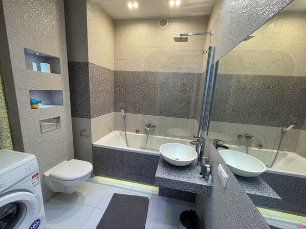 吹风机、毛巾、肥皂、洗发水