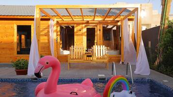 Piscina coperta, lettini