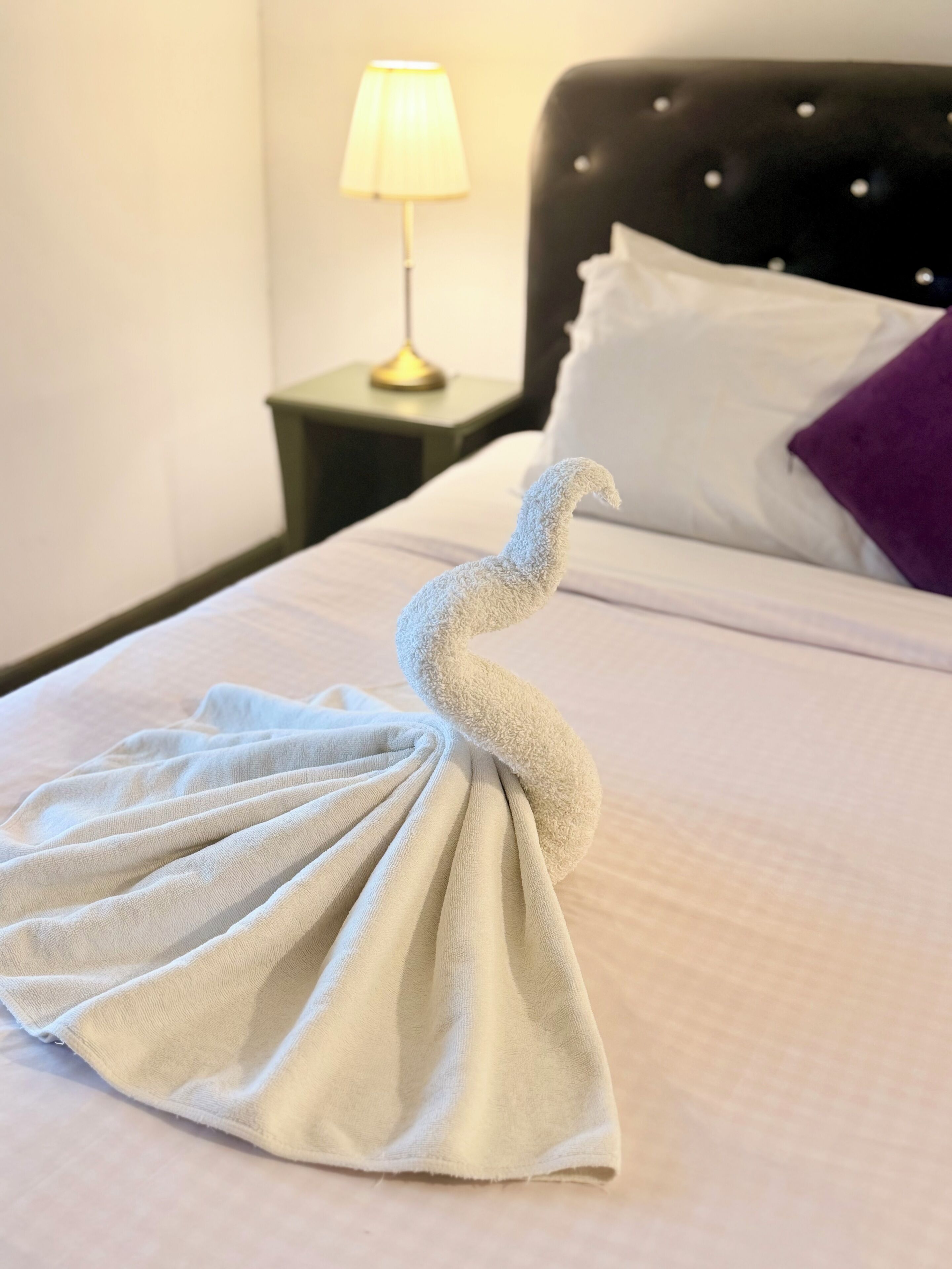 Ylelliset vuodevaatteet, tallelokero huoneessa