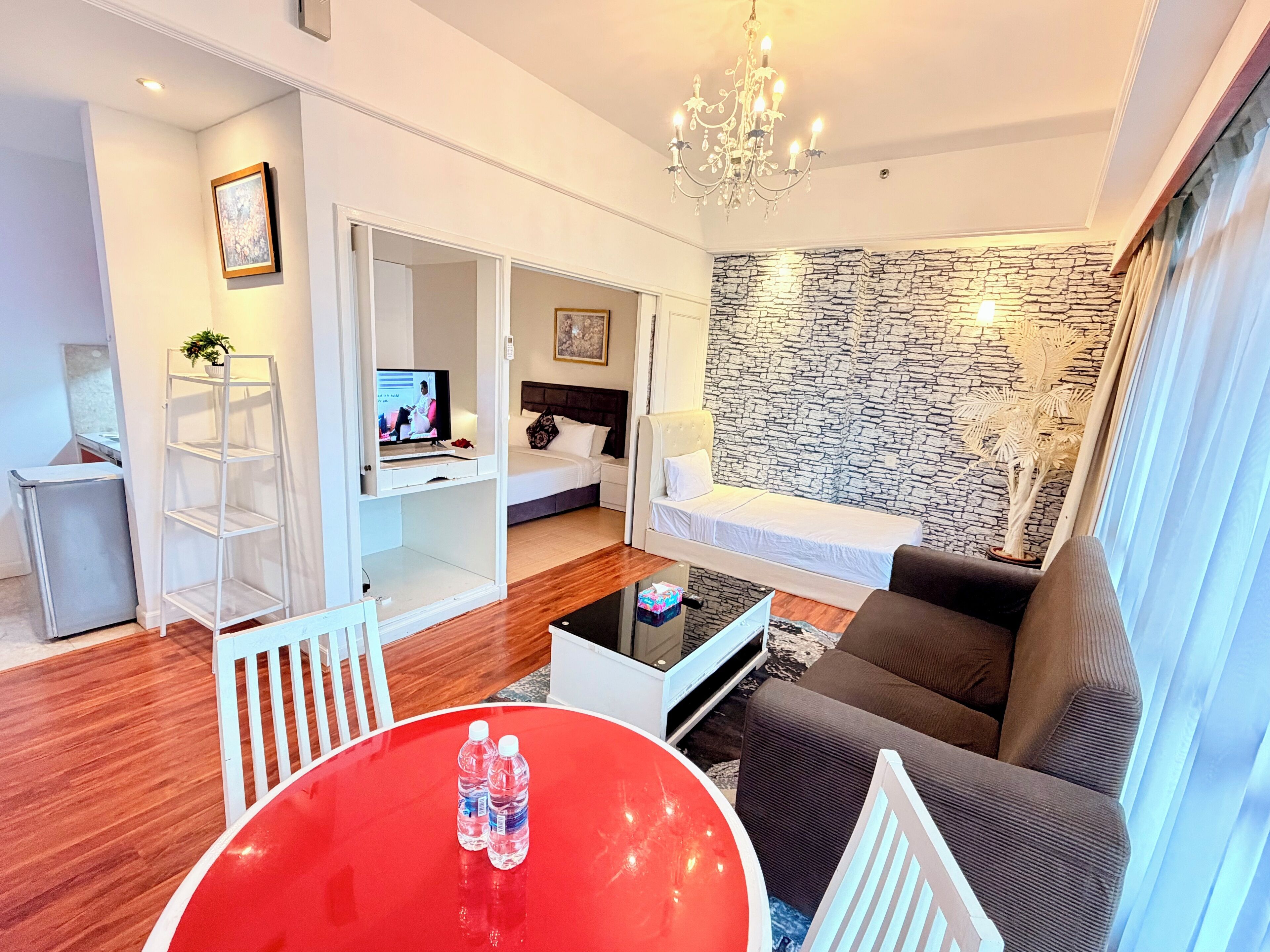 Ylelliset vuodevaatteet, tallelokero huoneessa