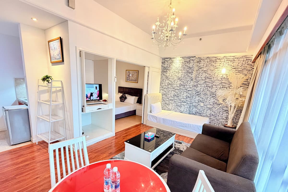 Ylelliset vuodevaatteet, tallelokero huoneessa