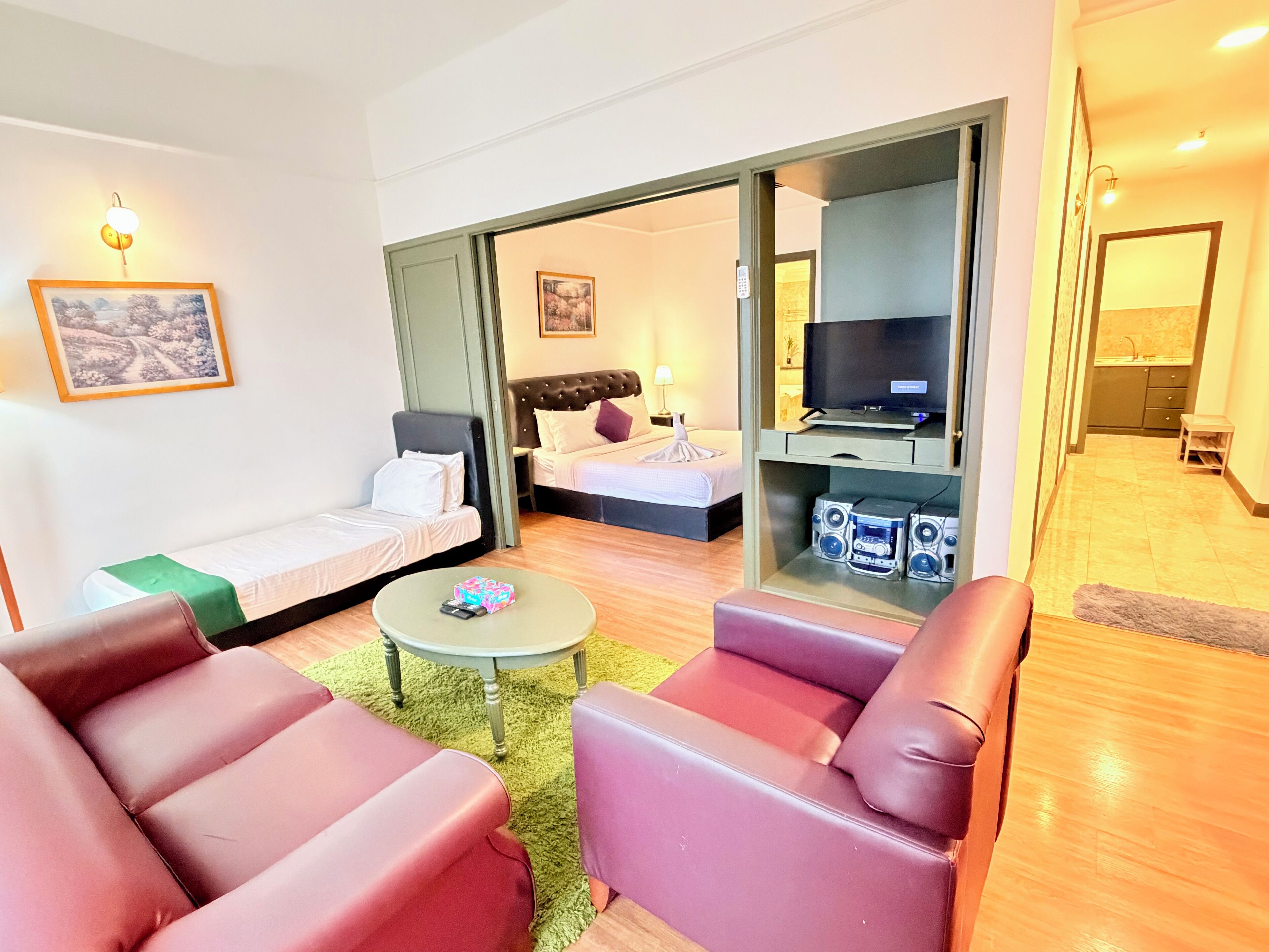 Peralatan tempat tidur premium, peti besi dalam bilik 