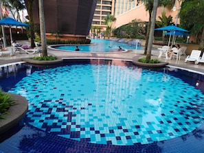 3 kolam renang terbuka, payung kolam, kerusi lepak pantai
