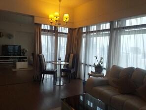 Superior-huone, 1 makuuhuone | Oleskelualue | 32–tuumainen äly-TV, jossa digitaalikanavat