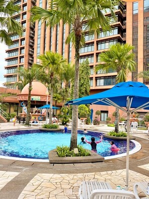 3 piscinas externas, funciona das 6h às 9h, guarda-sóis