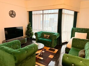 Familienapartment, 2 Schlafzimmer, 2 Bäder, Stadtblick | Wohnbereich | 32-Zoll-Smart-TV mit Digitalempfang