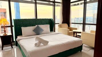 Apartamento familiar, 2 habitaciones, 2 baños, vistas a la ciudad | Ropa de cama de alta calidad, caja fuerte, decoración individual