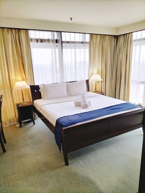 Ropa de cama de alta calidad y caja de seguridad en la habitación 