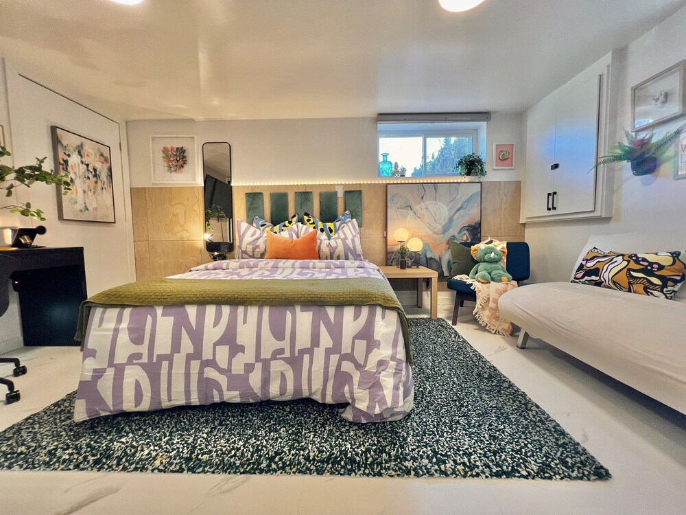 Studio Unit Inexpensive with full kitchen, separate bathroom and