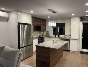 Geladeira, micro-ondas, fogão, cooktop