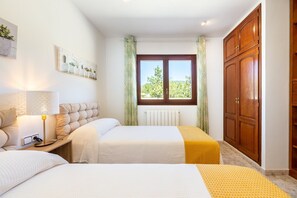 2 quartos, cofres nos quartos, ferros/tábuas de passar roupa