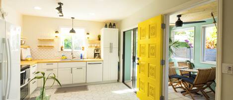 冰箱、微波炉、烤箱、炉灶