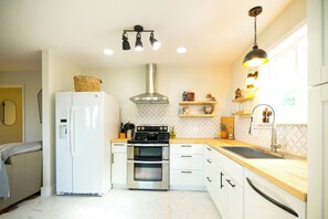 Kylskåp, mikrovågsugn, ugn och spishäll