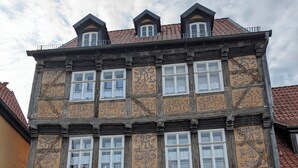 A historic building with multiple windows and a traditional facade. - Family-friendly vacation home Bornholzweg in Quedlinburg - 157 sqm (Quedlinburg)