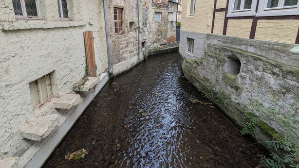 A narrow waterway between buildings with stone walls and wooden shutters. - Family-friendly vacation home Bornholzweg in Quedlinburg - 157 sqm (Quedlinburg)