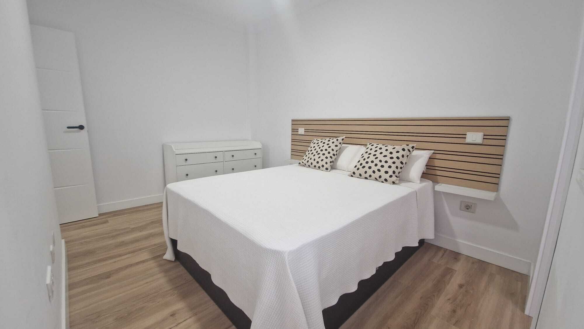 3 habitaciones, tabla de planchar con plancha, wifi y ropa de cama 