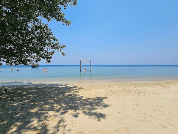 Chaises longues, serviettes de plage