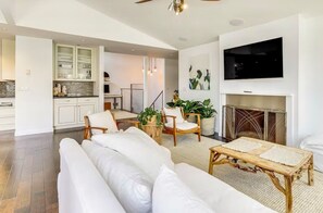 TV connectée, cheminée, écrans d'ordinateur