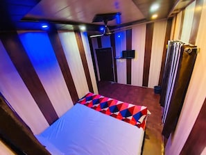 Economy Double Room, Balcony | Meja, ruang kerja komputer riba, Wi-fi percuma