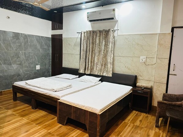 Family Triple Room | Desk, laptop workspace, free WiFi