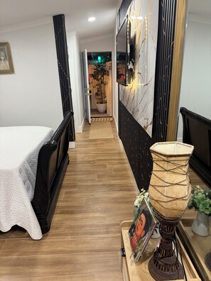 1 slaapkamer, een strijkplank/strijkijzer, gratis wifi, beddengoed