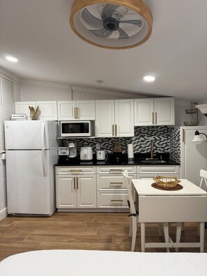 Kühlschrank, Mikrowelle, Wasserkocher mit Kaffee-/Teezubehör