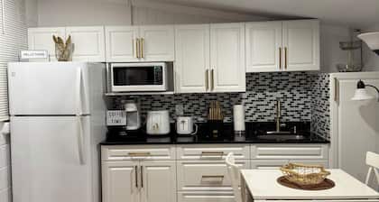 Leisure place Charming studio in delightful Tampa with WiFi, AC