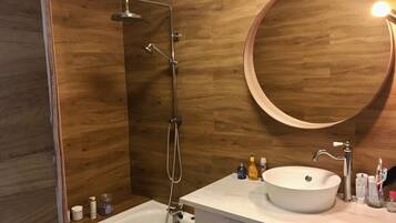 SĂšche-cheveux, serviettes fournies, savon, shampoing