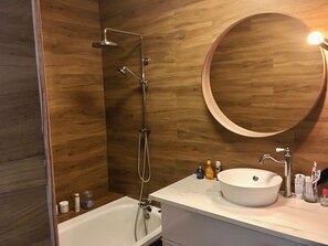 SĂšche-cheveux, serviettes fournies, savon, shampoing