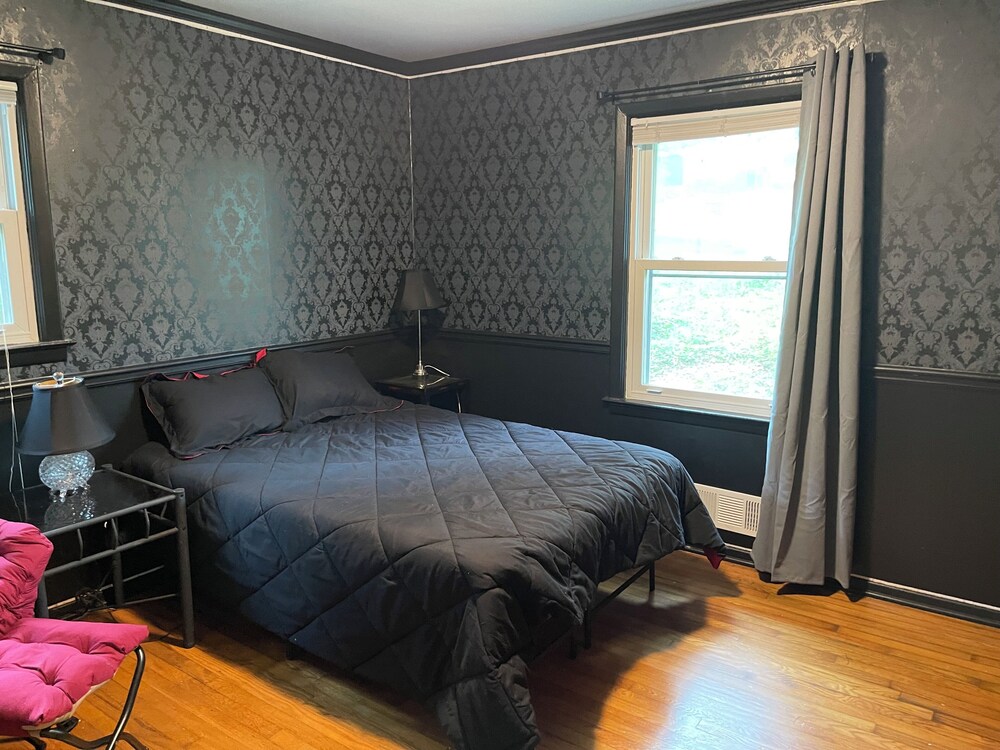 Big dogs on our charming Chamblee home. Chamblee FeWodirekt