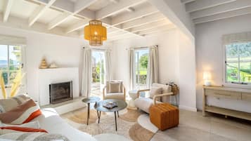 Smart TV, fireplace