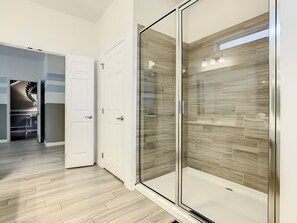 디럭스 더블룸, 킹사이즈침대 1개, 금연, 전용 욕실 | 욕실 | 무료 세면용품, 헤어드라이어, 타월, 비누