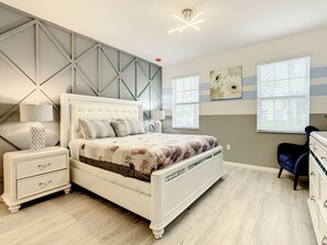 Deluxe Double Room, 1 King Bed, Non Smoking, Private Bathroom | Free WiFi, bed sheets - Oakwood Oasis (Davenport)