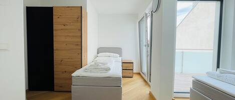 3 bedrooms, iron/ironing board, WiFi, bed sheets