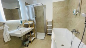 ヘアドライヤー、タオル、石鹸、シャンプー