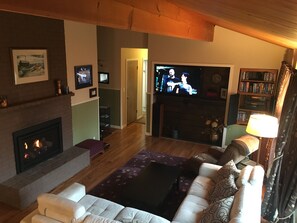 Smart TV, fireplace, DVD player, books - 3 Bedroom Home in beautiful Vancouver, WA. Driveway park with E-Car Charger. (Vancouver)