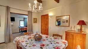 Dining - 3 Bedroom Home in beautiful Vancouver, WA.  Driveway park with E-Car Charger. (Vancouver)