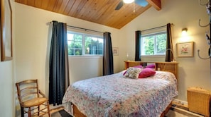 3 bedrooms, desk, iron/ironing board, travel cot - 3 Bedroom Home in beautiful Vancouver, WA. Driveway park with E-Car Charger. (Vancouver)