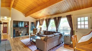 Smart TV, fireplace, DVD player, books