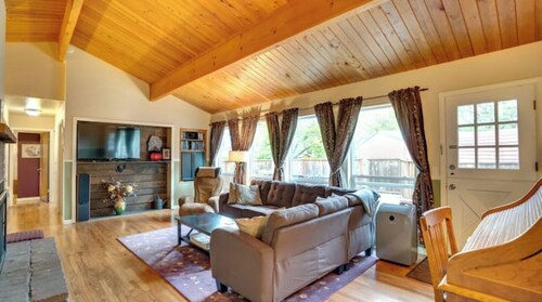 3 Bedroom Home in beautiful Vancouver, WA.  Driveway park with E-Car Charger.