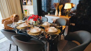 Dining - Front row Burj Khalifa & Fountain Show, 5mins walk to Dubai Mall via Burj Park (Dubai)