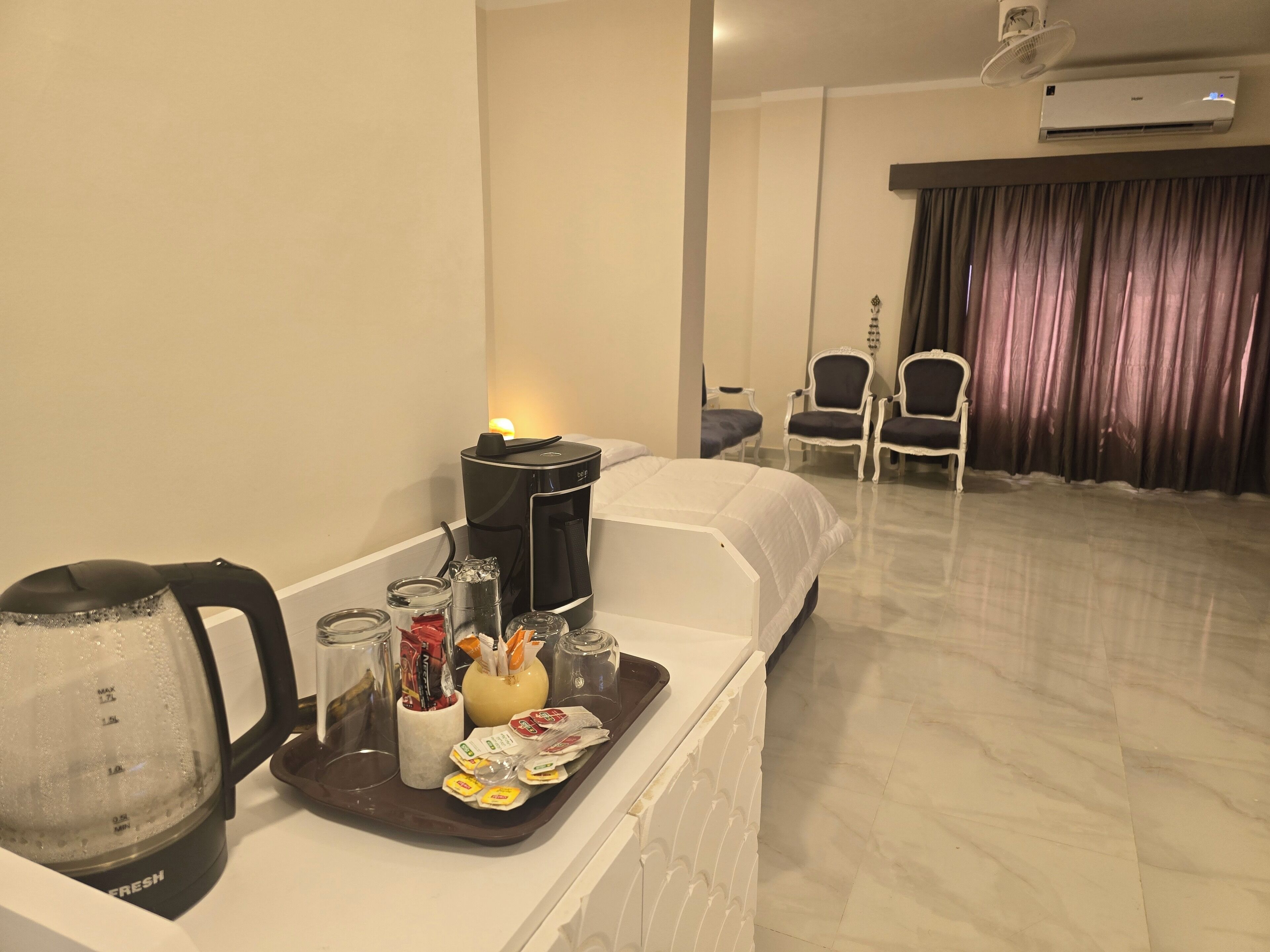 Phòng Suite Superior, quang cảnh hồ bơi | Minibar, két bảo mật tại phòng, bàn 