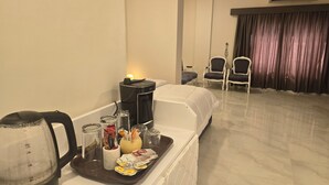 Suite Superior, pemandangan kolam renang | Minibar, brankas, meja kerja, dan ruang kerja ramah laptop
