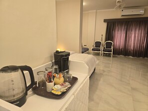 Minibar, caja de seguridad en la habitación y escritorio 