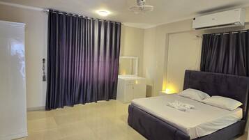 Minibar, brankas, meja kerja, dan ruang kerja ramah laptop