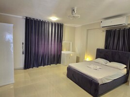 Minibar, caja de seguridad en la habitación y escritorio 