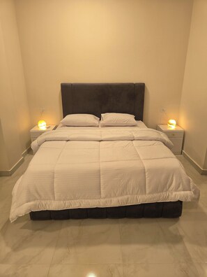 Phòng Suite Superior, quang cảnh hồ bơi | Minibar, két bảo mật tại phòng, bàn